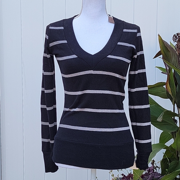 V NECK SWEATER - Picture 9 of 9